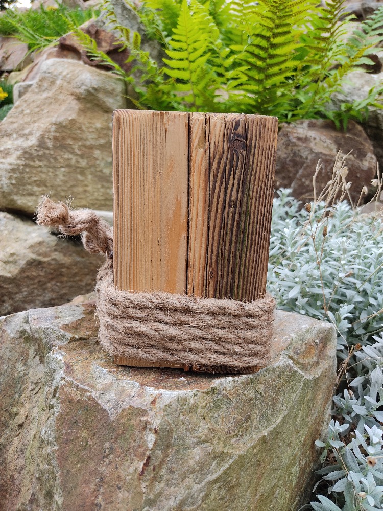 Svícen na čajovou svíčku s lanem