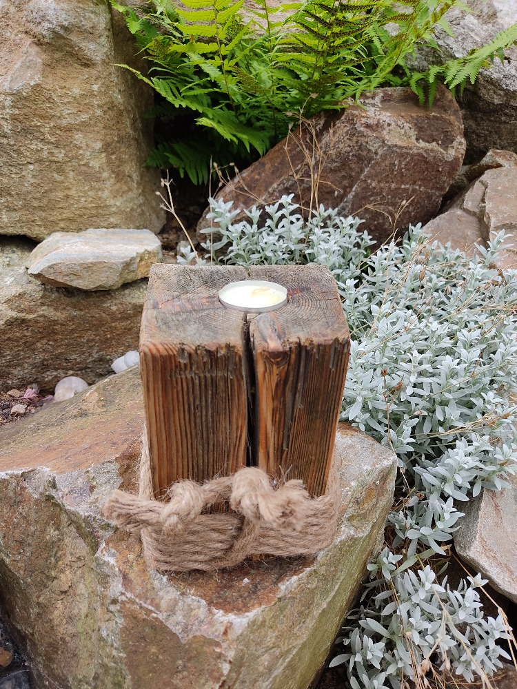 Svícen na čajovou svíčku s lanem